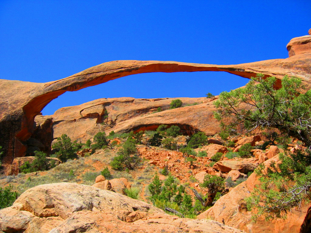 Devils Garden Trail, Arches NP, Utah: orientation by markers in 30 km x 15 km rock labyrinth in middle of desert
